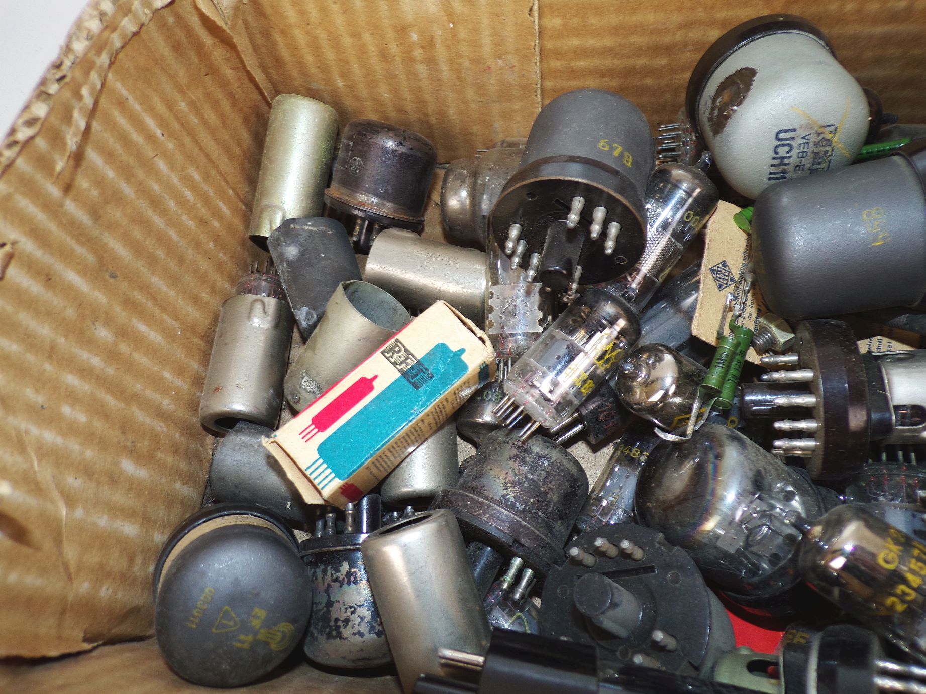 Konvolut Radioröhren Sockel Widerstände Bastlerware 