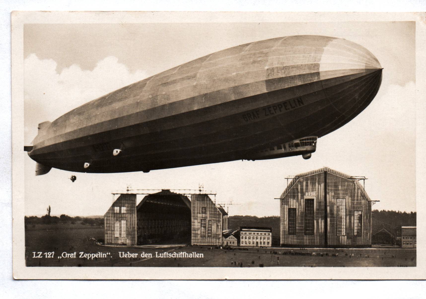 Echtfoto Ak LZ127 Graf Zeppelin Über den Luftschiffhallen ...