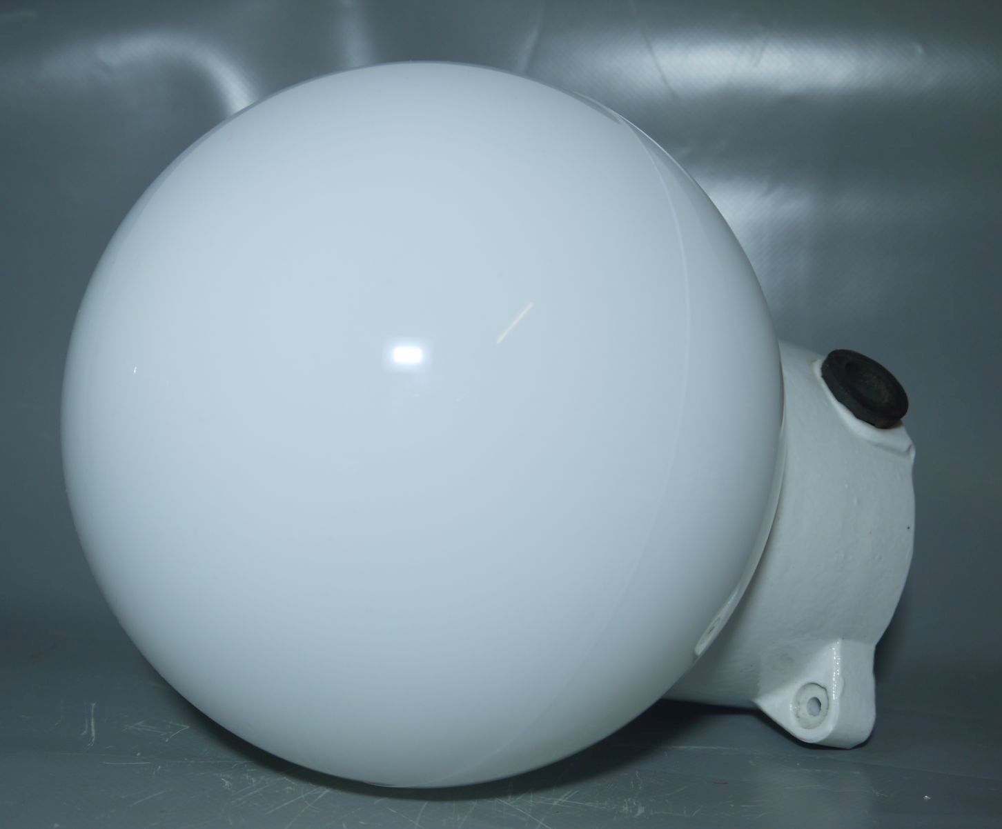 true Vintage Kugelleuchte Glas Weiß Kellerlampe Porzellan Fassung