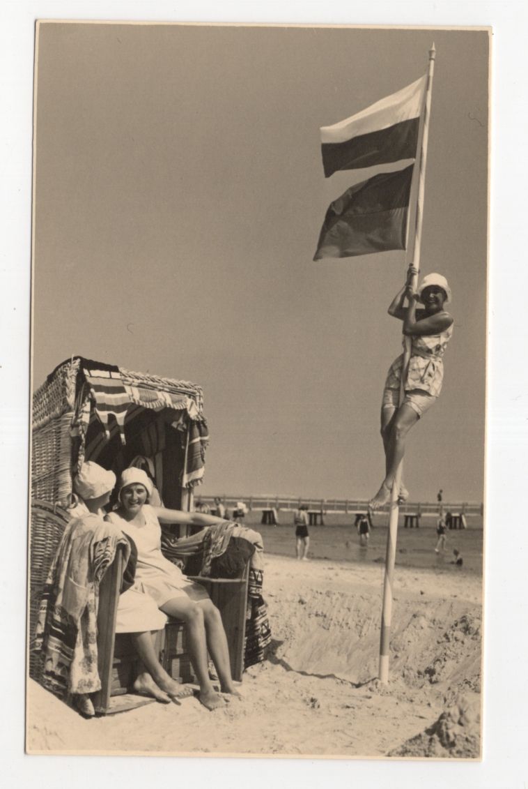 Foto Ak Rügen Am Strand Fahnenmast Strandkorb fesche Damen 
