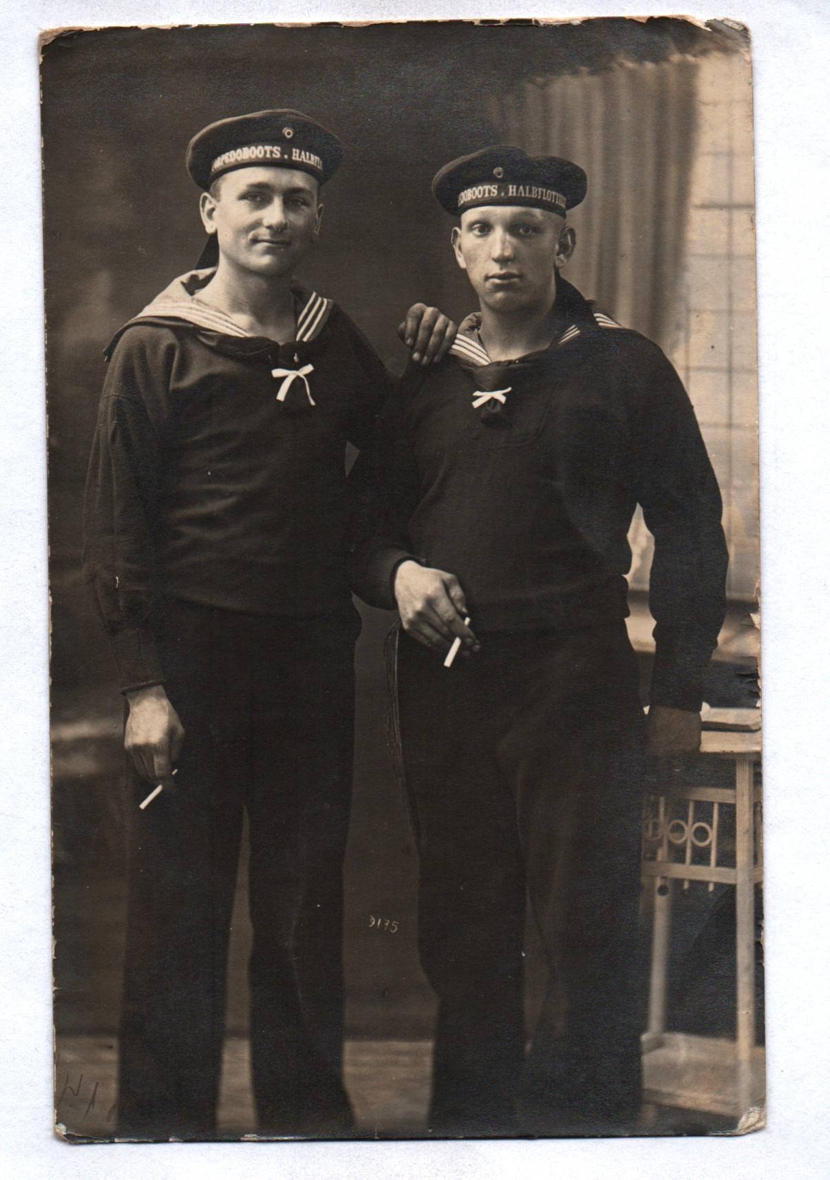 Foto Ak zwei rauchende Matrosen Torpedoboots Halbflotille 1 Wk