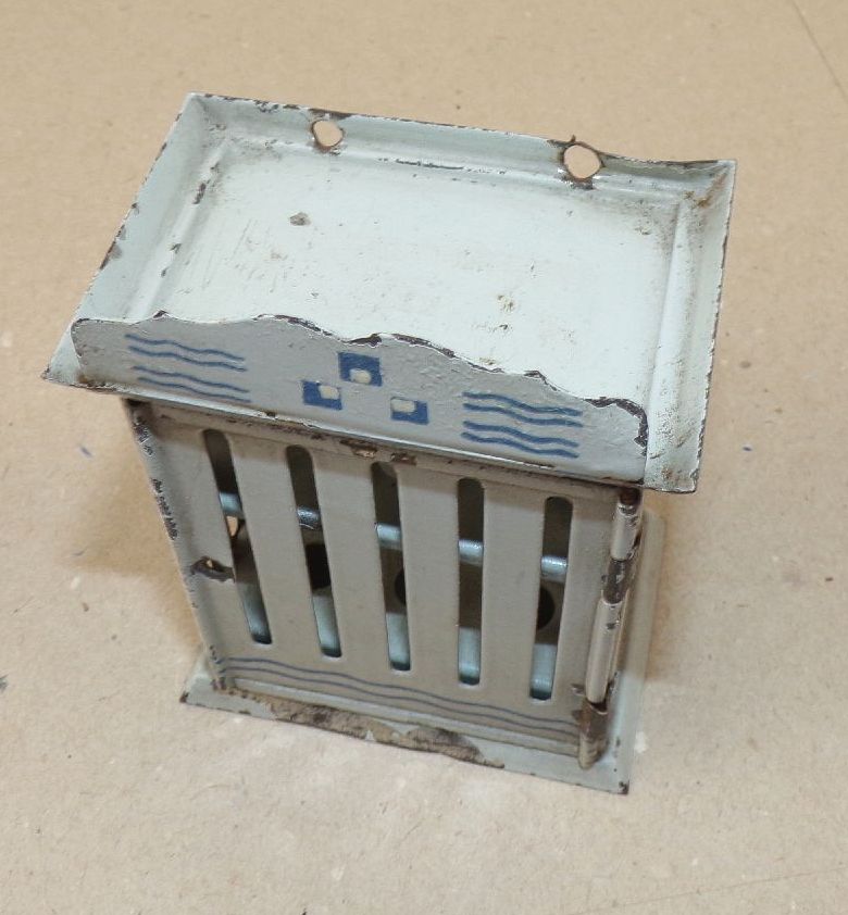 Alter Eierschrank für Puppenstube aus Blech Jugendstil Wandschrank 