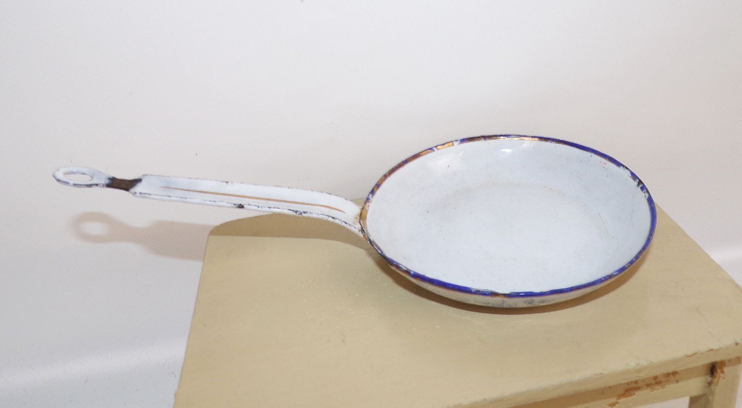 Konvolut Puppenküche Möbel Emaille Geschirr Puppenherd Porzellan 