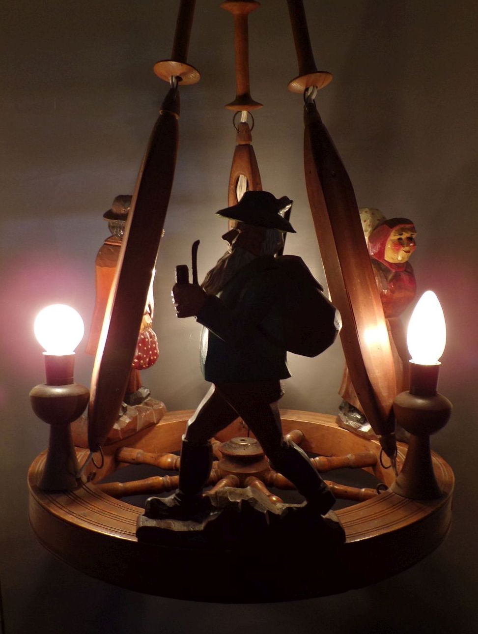 Alte Bauernlampe Deckenleuchte um 1900 geschnitzte Figuren Bauernstube