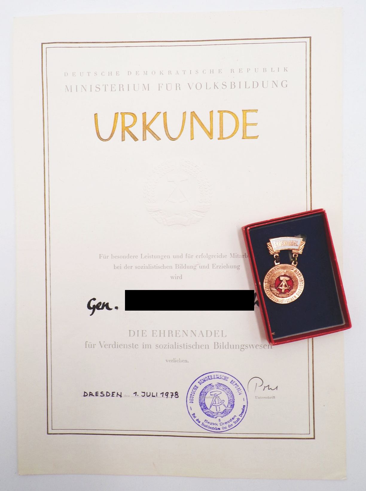 Ehrennadel für Verdienste im sozialistischen Bildungswesen 1978 mit Urkunde