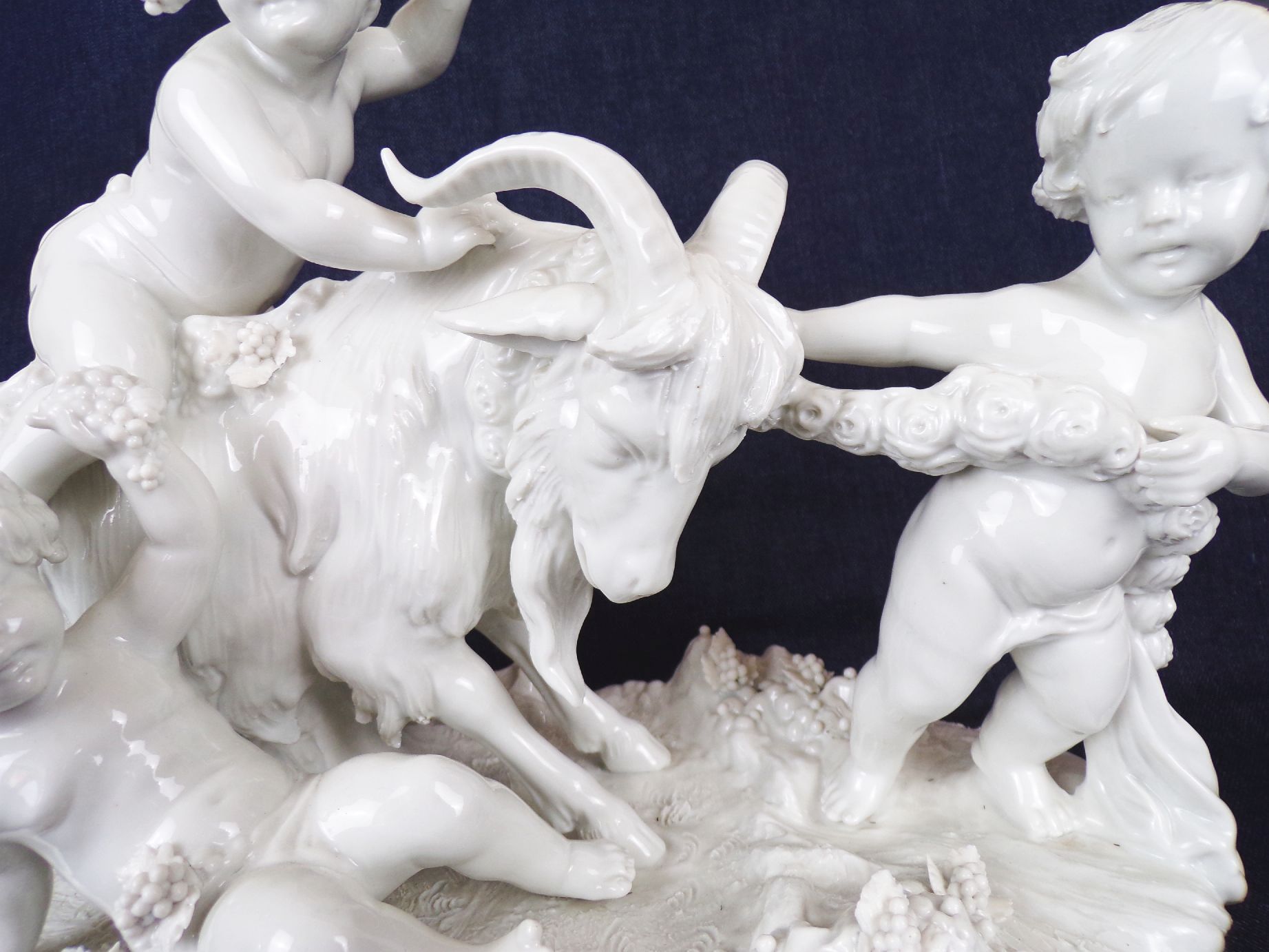 Scheibe Alsbach Porzellanfigur Putto Ziegenbock Wein Bachus Scheibe Alsbach Porzellanfigur Putto Ziegenbock Wein Bachus