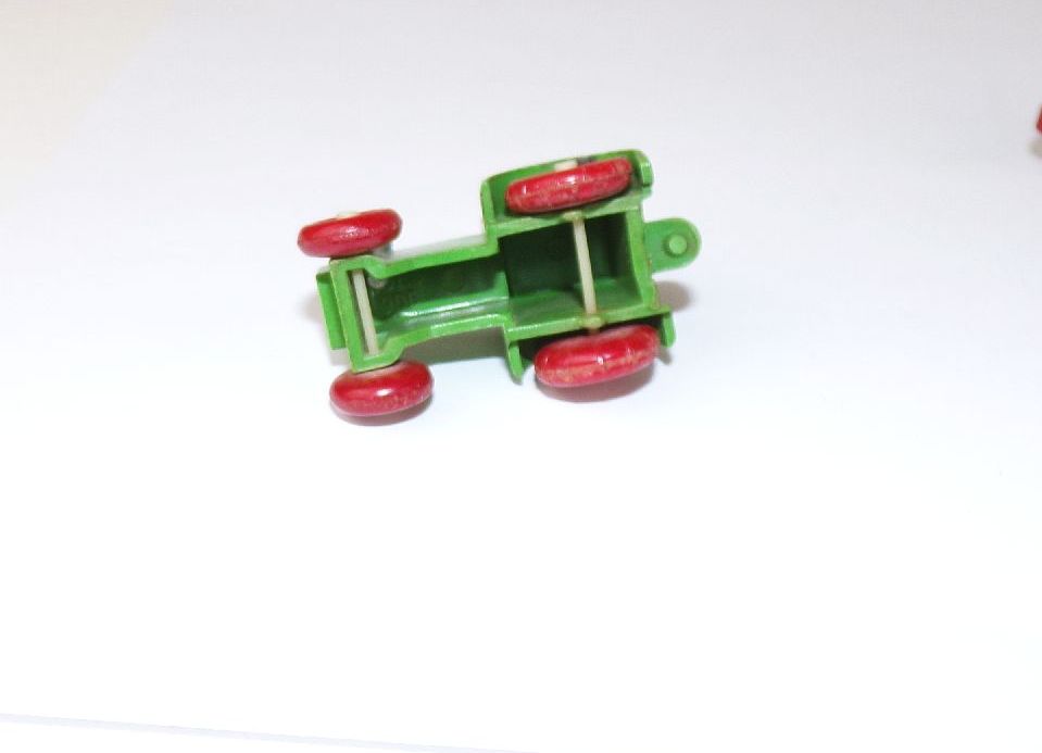 Iges Traktor grün mit Anhänger in rot DDR H0 Modelle Iges Traktor grün mit Anhänger in rot DDR H0 Modelle