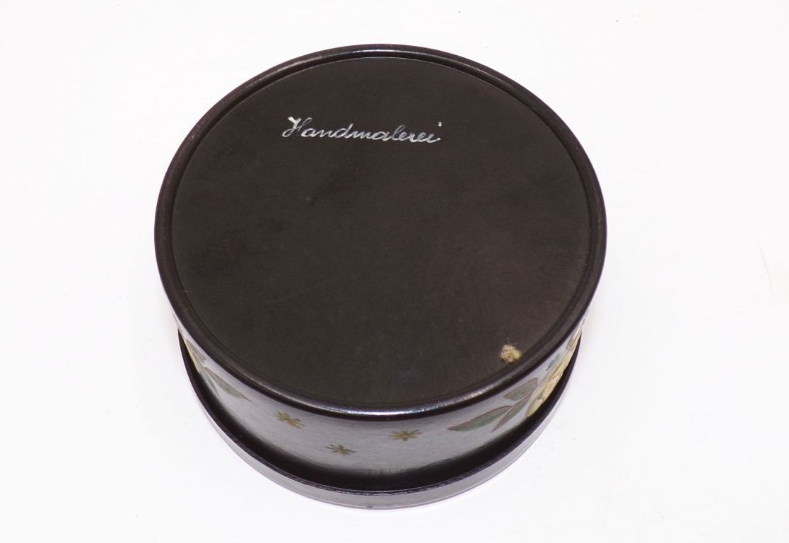 Alte handbemalte Lackdose mit alten Modeschmuck 