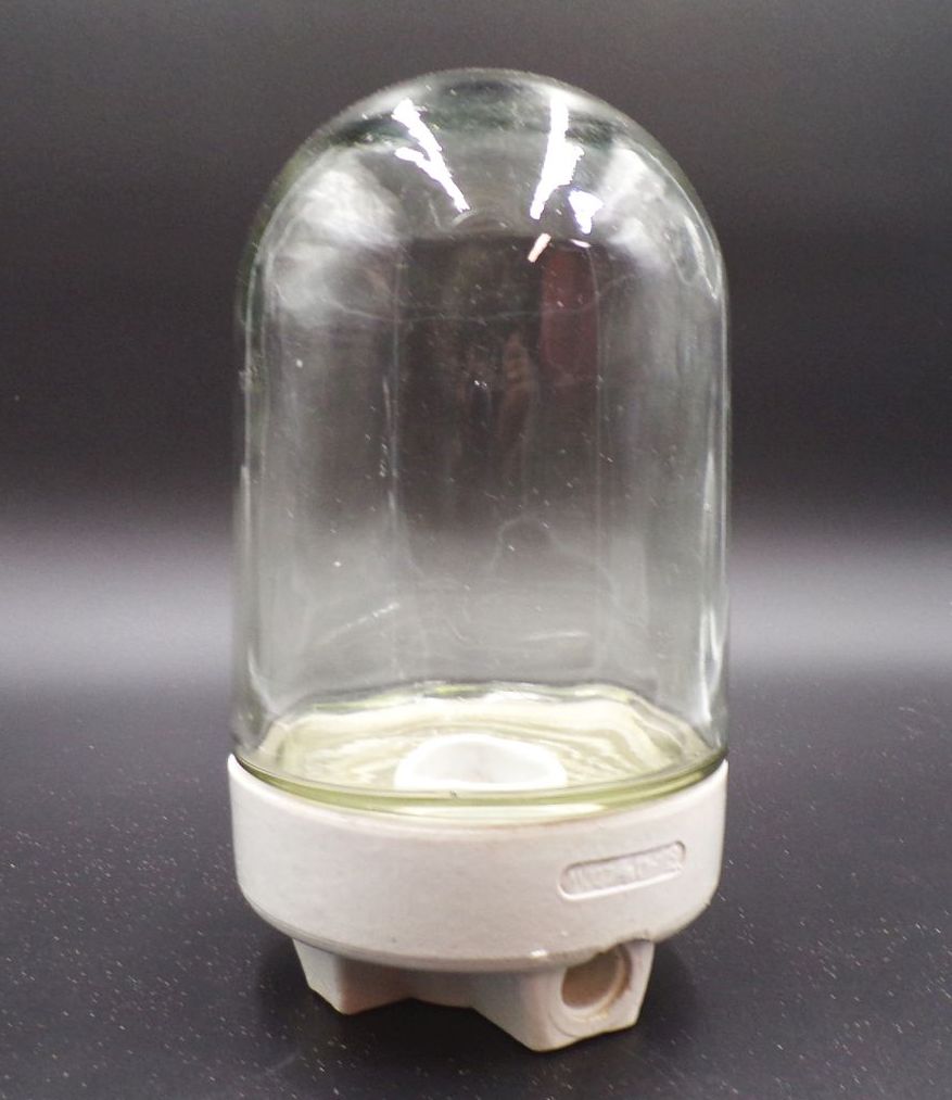 Alte Glaskolbenlampe aus Glas Porzellan Kellerlampe Bauhaus E27 Vintage 