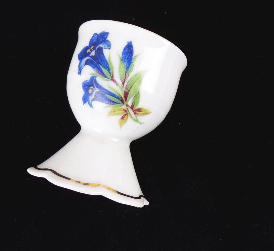 Alte Eierbecher Porzellan Enzian mit 2 geschnitzten Löffel aus Horn oder Bein 