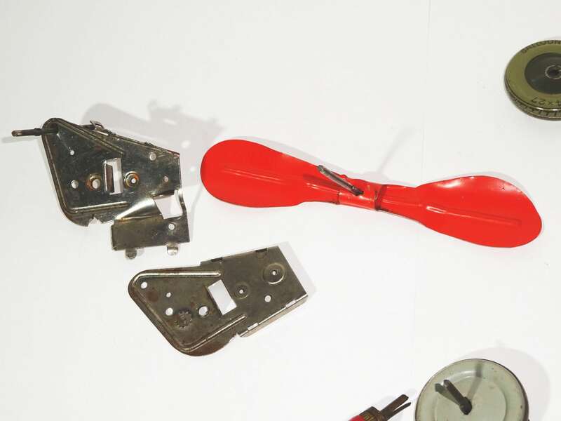 Konvolut Blechspielzeug Flugzeug Sanitäter Auto Mimikri 1930er 