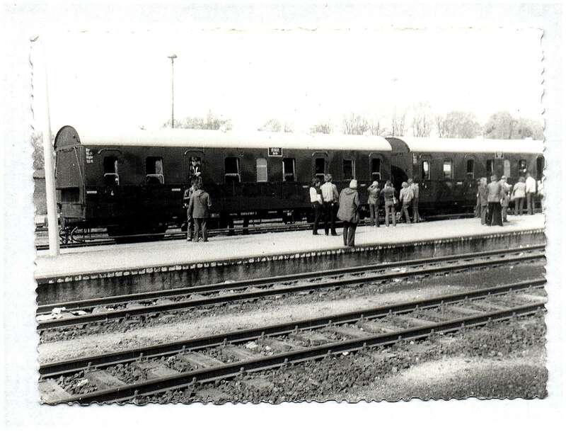 Altes Foto Eisenbahn Wagons Bahnsteig Menschen