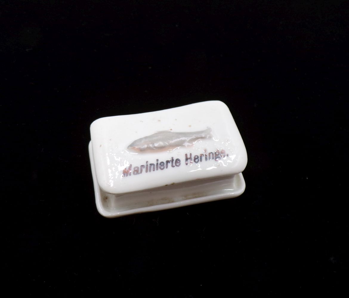 Alte Porzellandose Marinierte Heringe für Puppenküche 