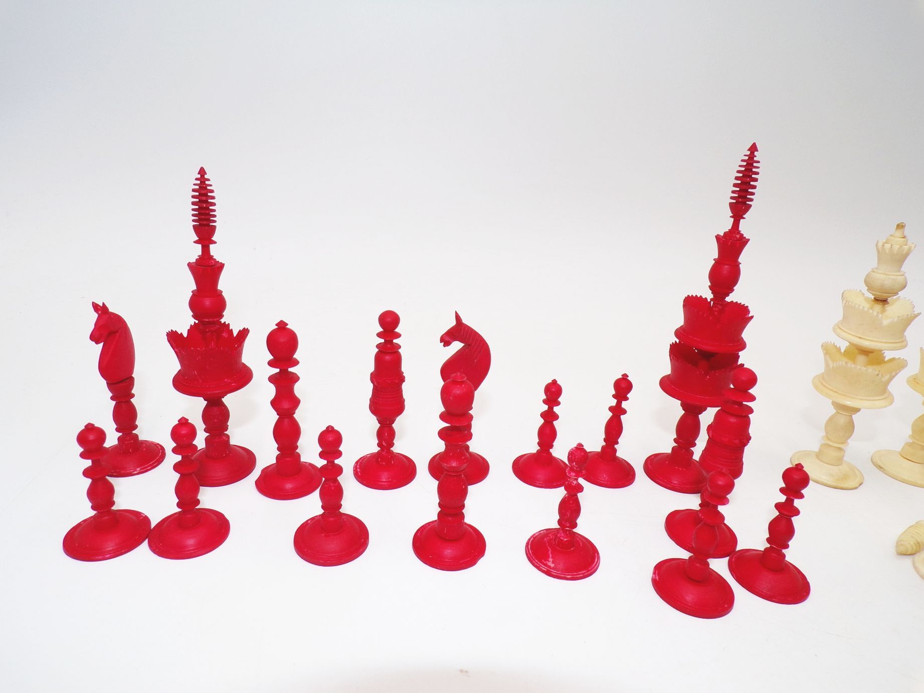 Alte Schachfiguren Weiss Rot Bein Deko Schach Figur Antik mit Holzbox Alte Schachfiguren Weiss Rot Bein Deko Schach Figur Antik mit Holzbox