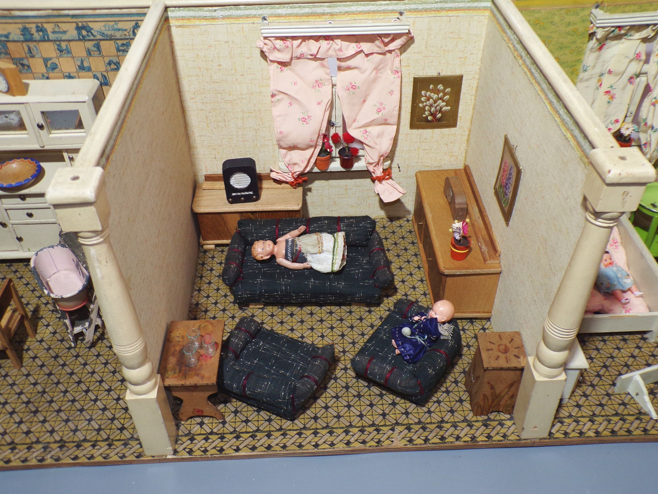 Alte Puppenstube mit viel Zubehör 