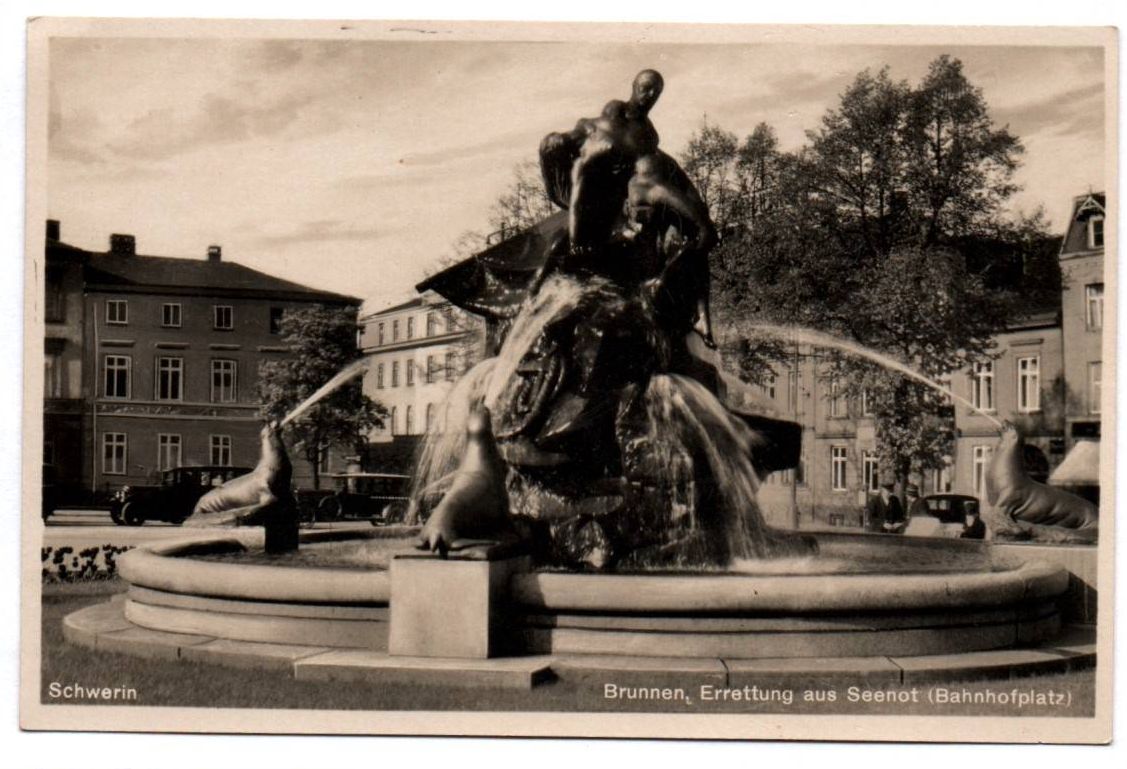 Ansichtskarte Schwerin Brunnen Errettung aus Seenot 1930er Ak