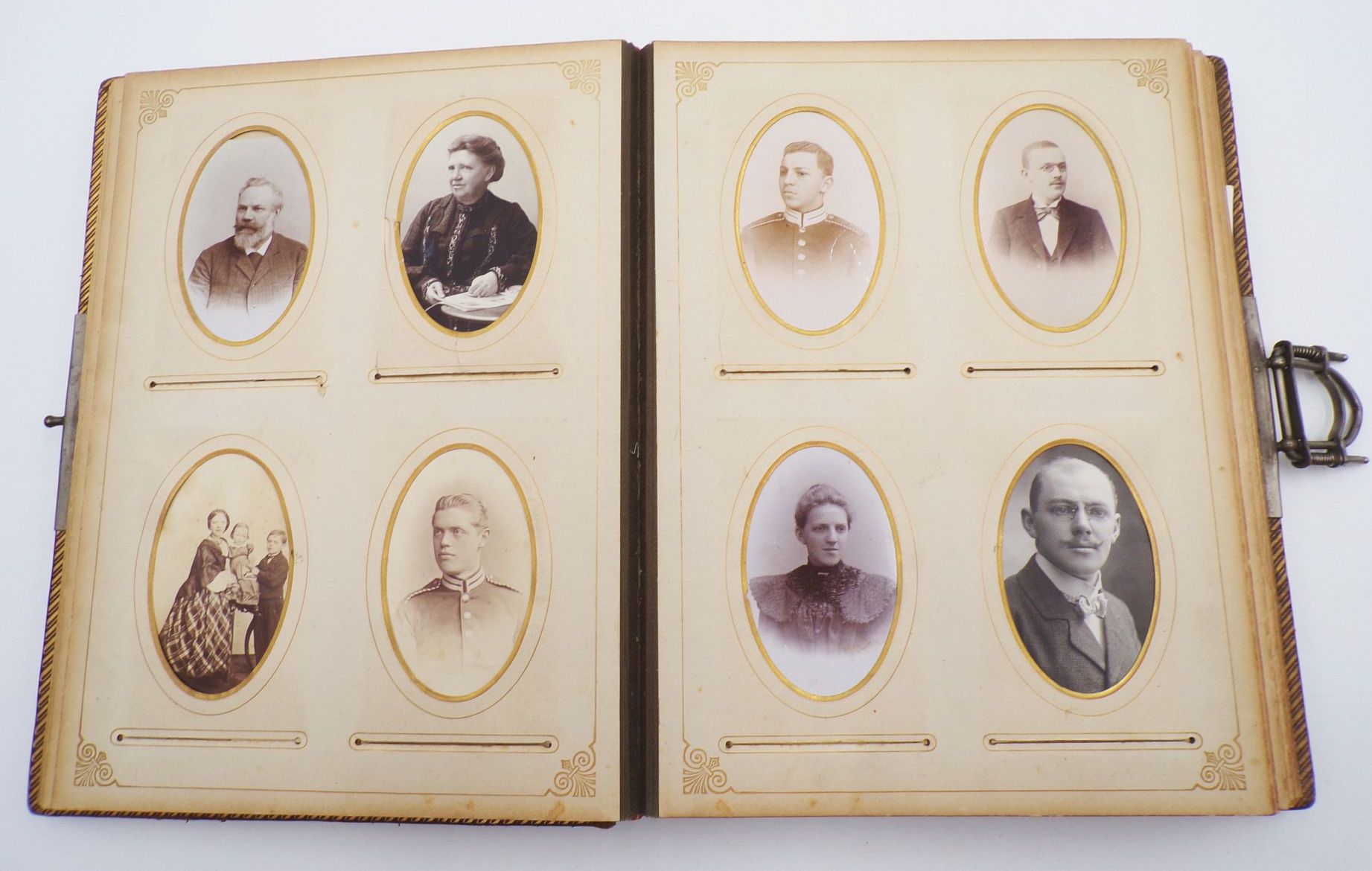 Altes Fotoalbum mit CDV Fotos und Kabinettfotos um 1900 Ledereinband