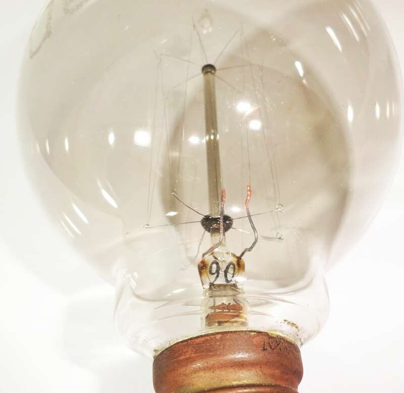 Alte Wotan Kugel Glühlampe Kugellampe 120 100 Kohlefaden Wedel mit Spite Sammler 