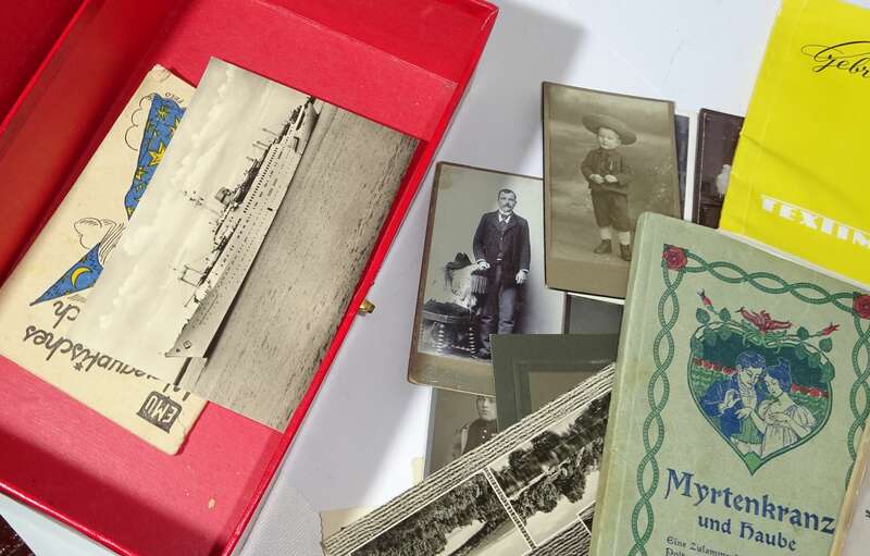 Konvolut Fotos Postkarten Hefte aus Nachlass