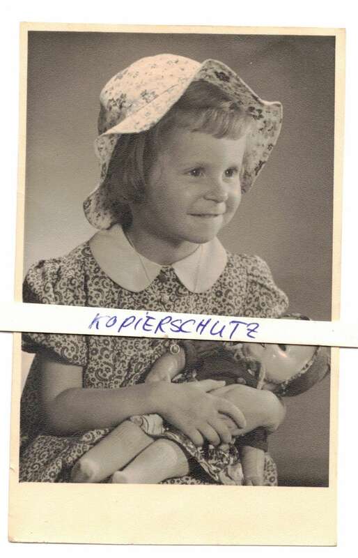 Foto Ak hübsches Mädchen mit Puppe 1958