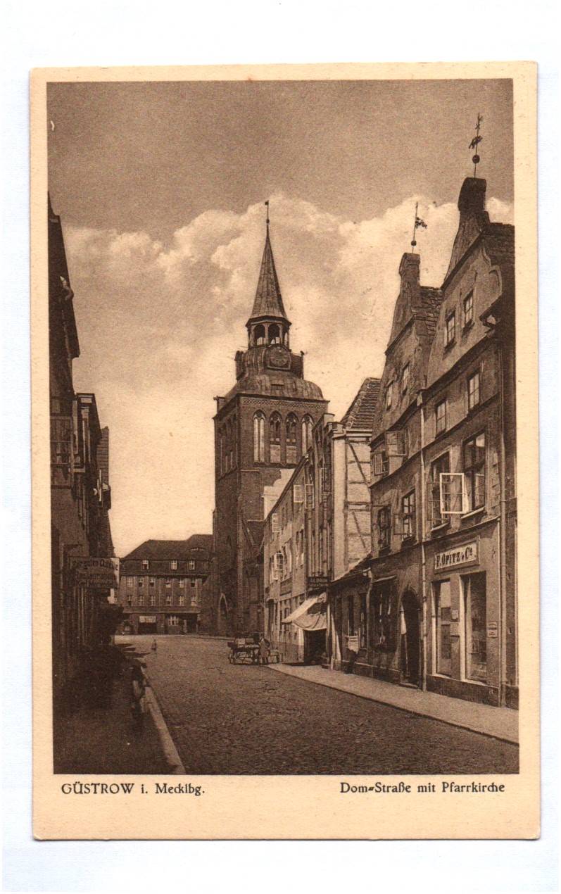 Ak Güstrow Mecklenburg Domstraße mit Pfarrkirche 