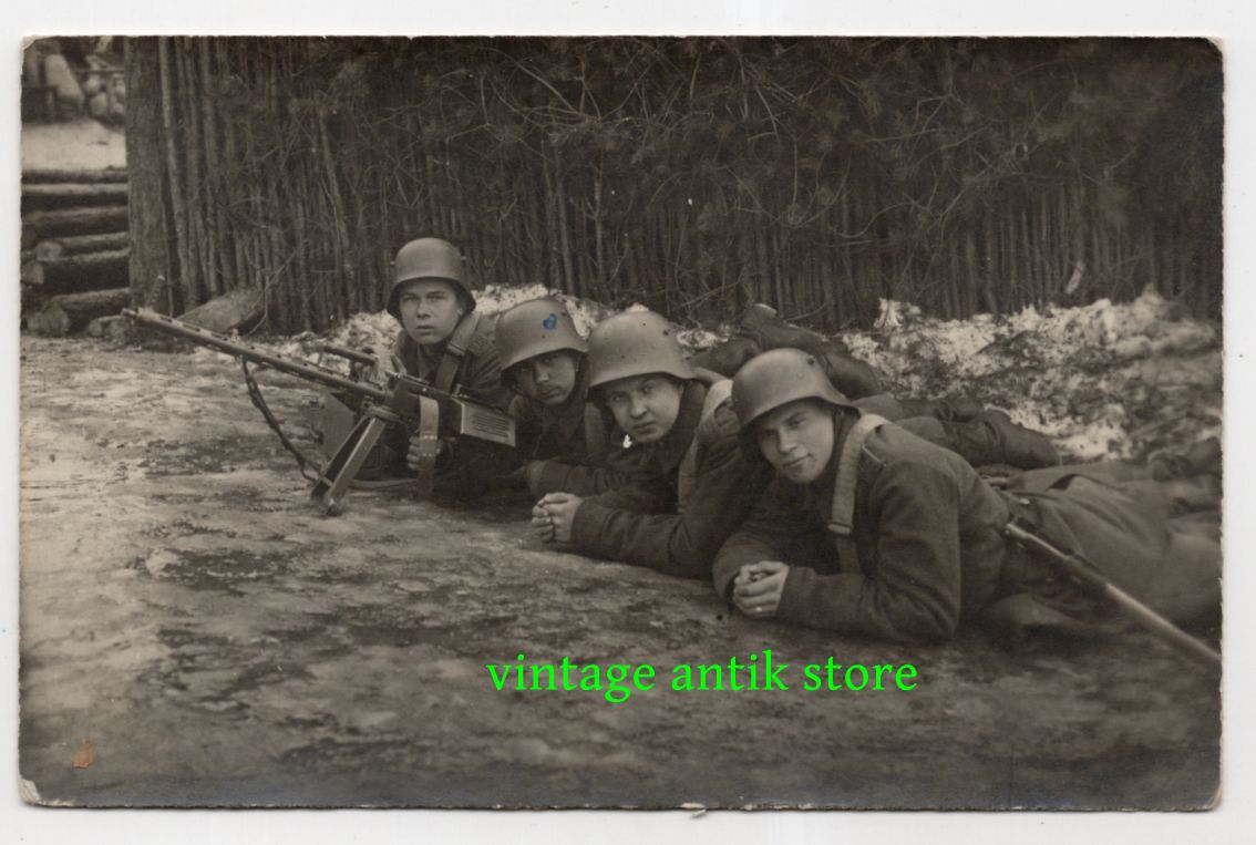 Foto Ak Sturmsoldaten am MG Stahlhelme 1 WK WW1