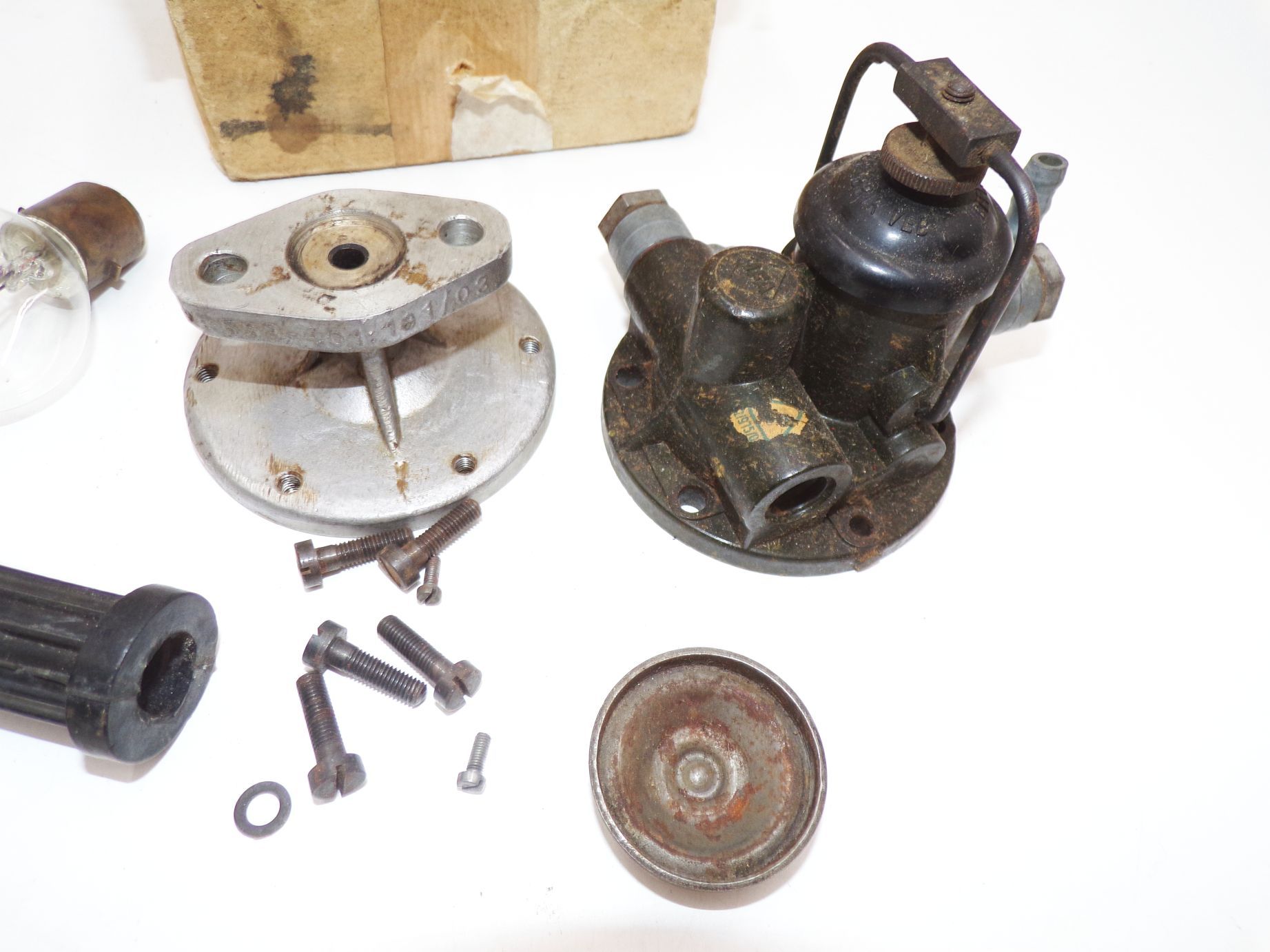 Konvolut Auto Ersatzteile DDR Innenleuchten Kickstartergummi Benzinpumpe Konvolut Auto Ersatzteile DDR Innenleuchten Kickstartergummi Benzinpumpe