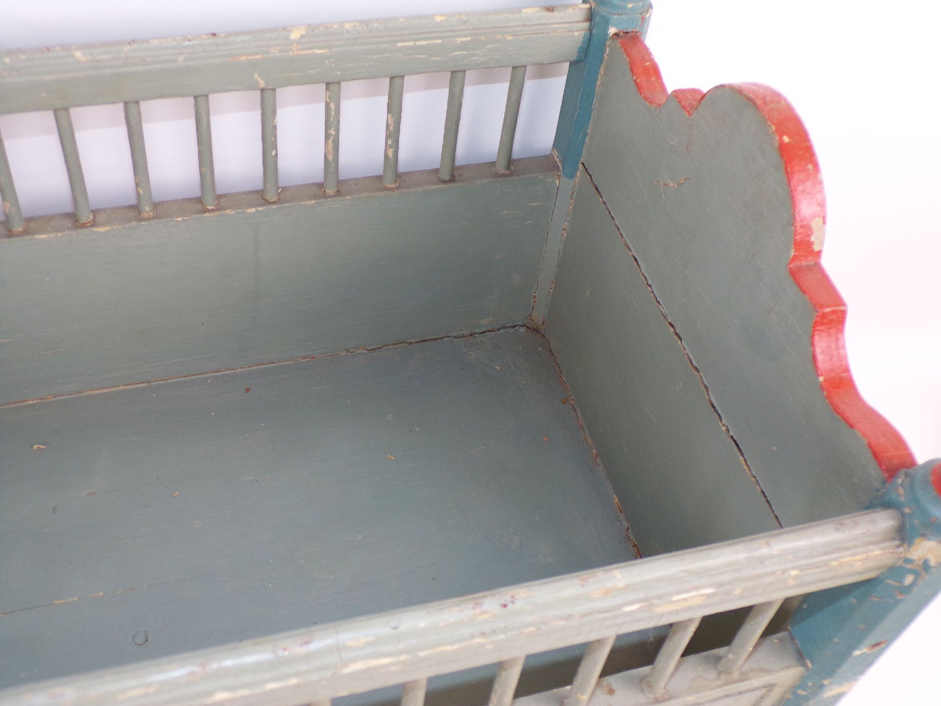 Altes Puppenbett Holz Bauernmalerei