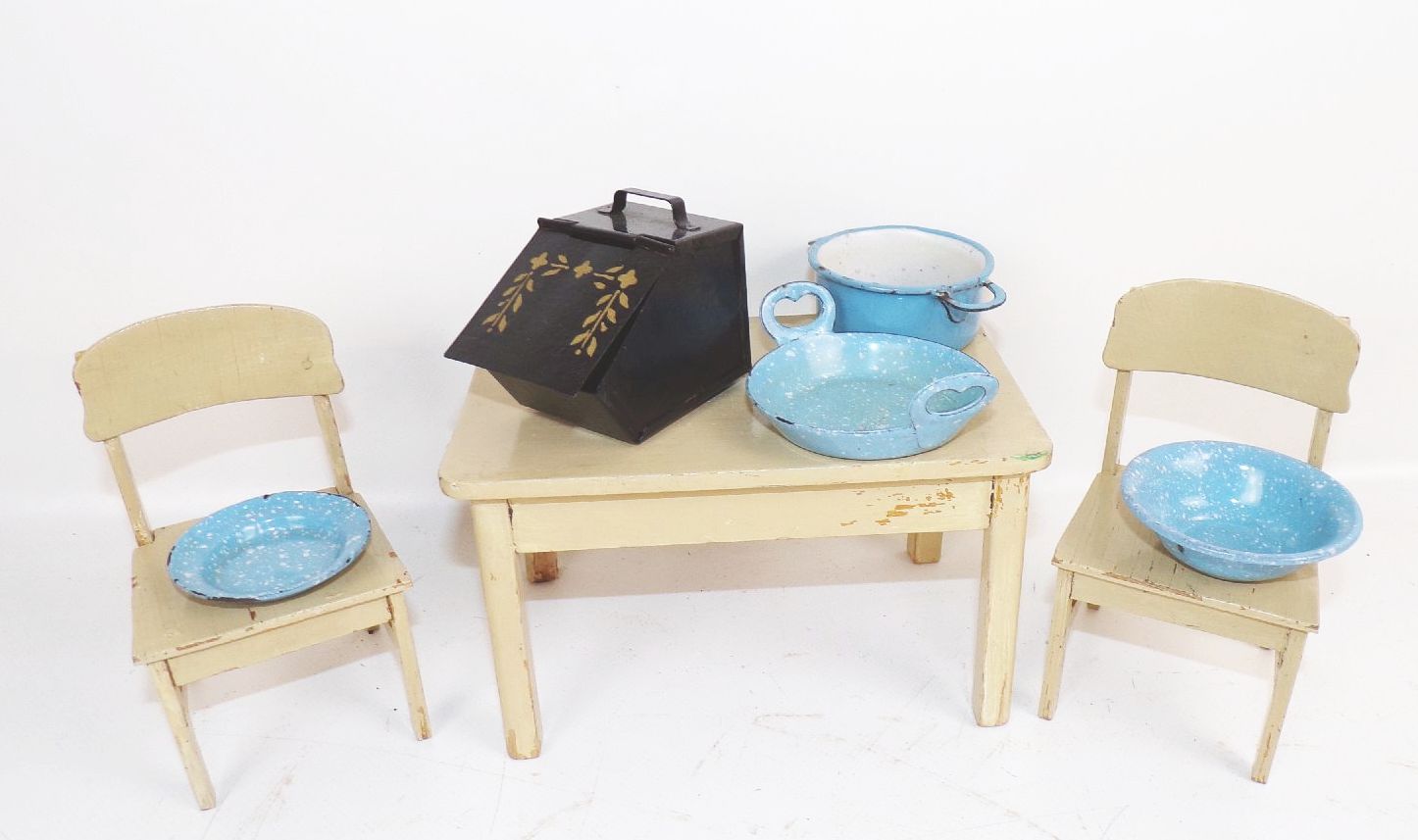 Konvolut Puppenküche Möbel Emaille Geschirr Puppenherd Porzellan 