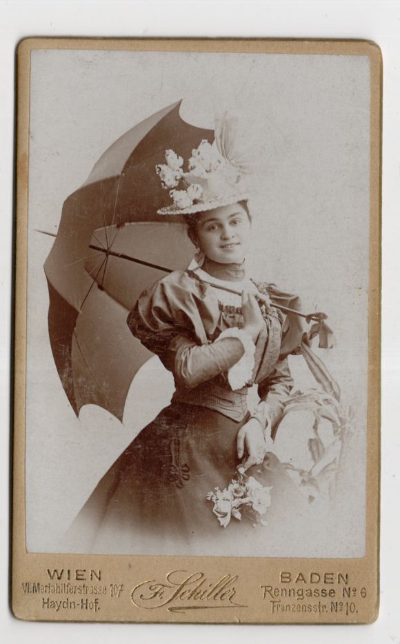 CdV Foto Dame in feiner Mode mit Schirm Schiller Baden 1895