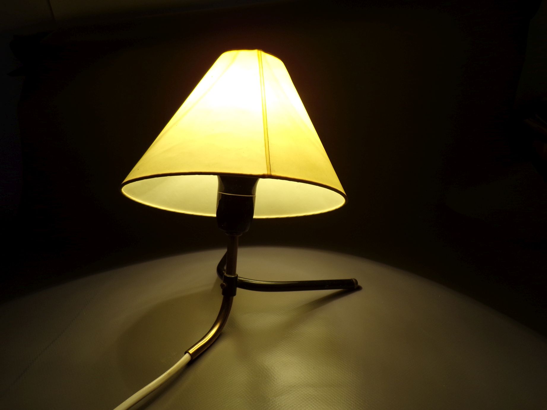 Alte Tischleuchte Dreibein E27 Gelb Vintage Retro Tütenlampe