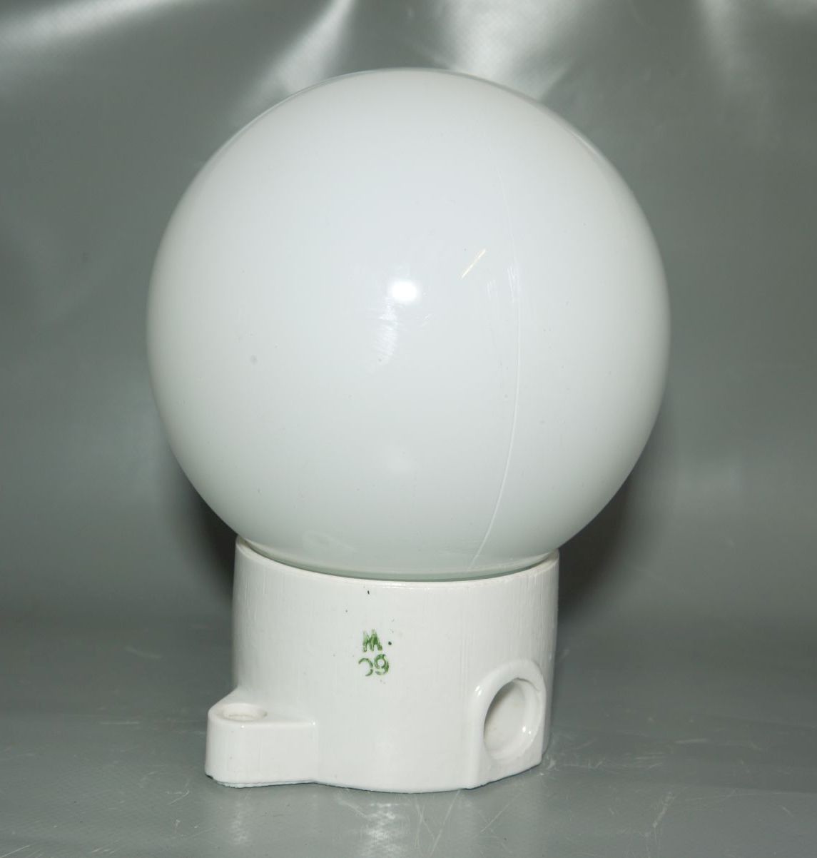 Lampe Glas weiß Porzellan Fassung Kellerlampe alte Kugellampe IP41
