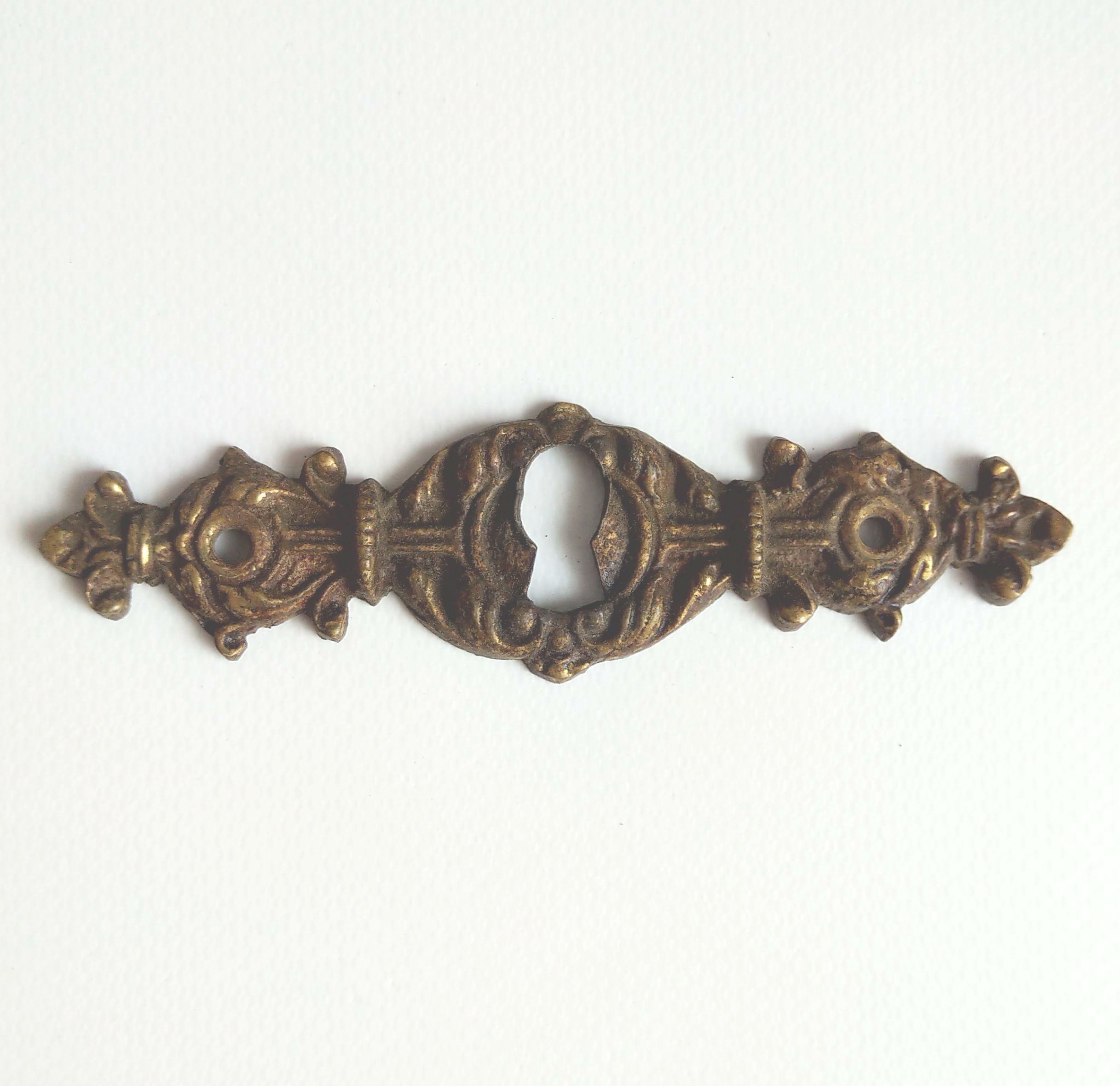 Möbelbeschlag klein alt geformt Messing-Beschlag mit Schlüsselloch Möbelbeschlag klein alt geformt Messing-Beschlag mit Schlüsselloch