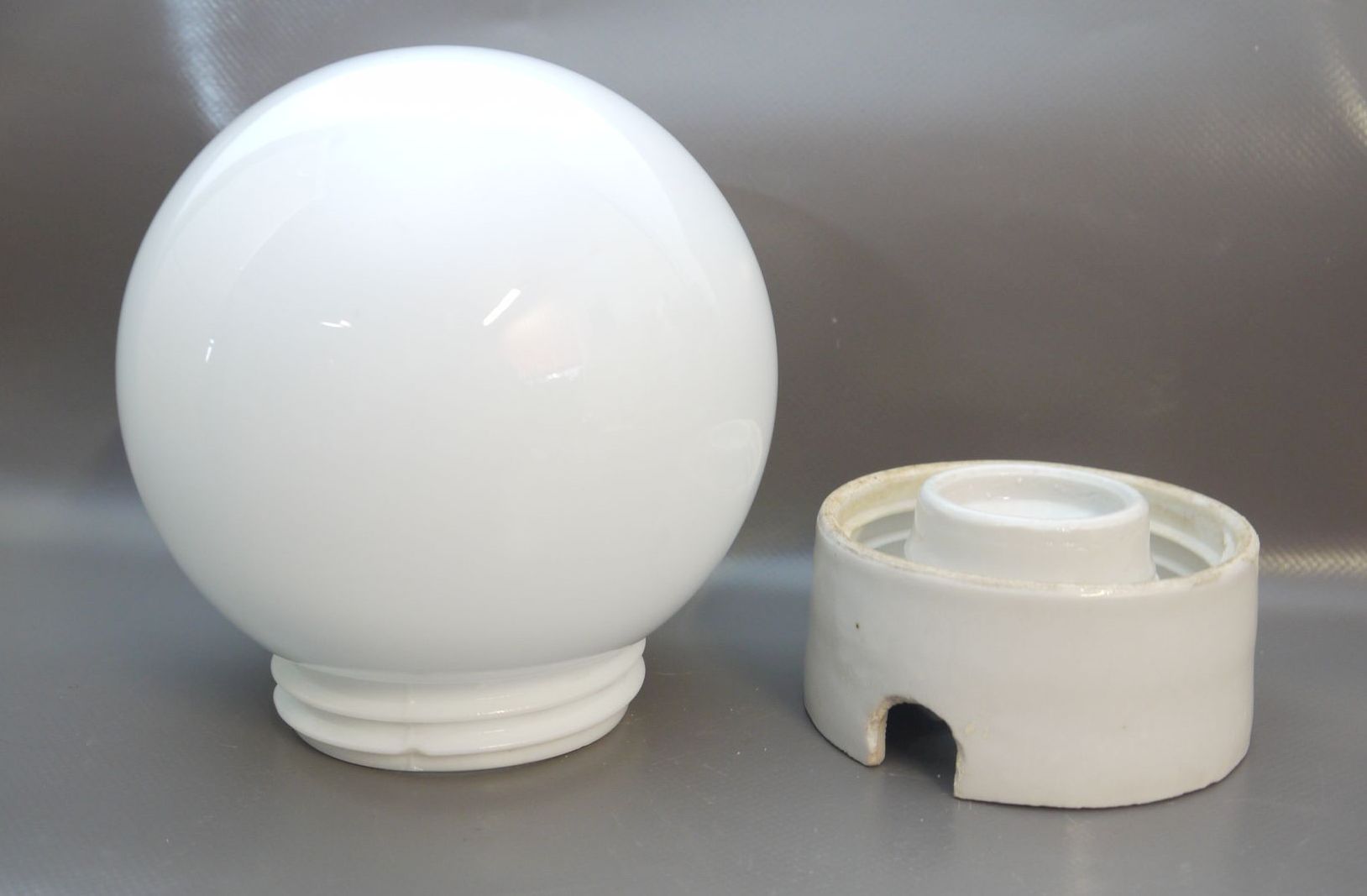  Kugellampe klein Fassung IP41 alte Kellerlampe Porzellan Glas Weiß