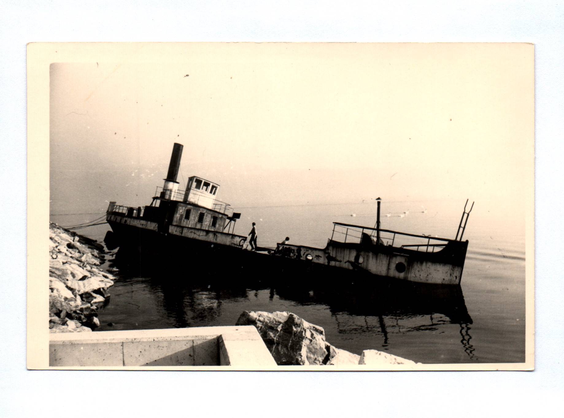 Foto Lausanne Gestrandetes Schiff an der Hafenmole 1965