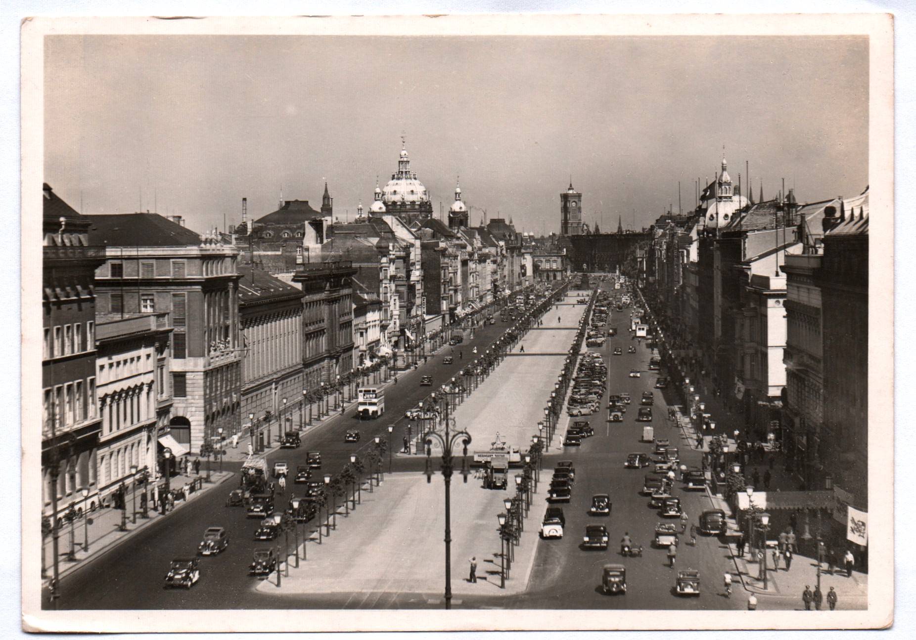 Foto Ak Berlin Berlin Unter den Linden 1940 belebt Autos