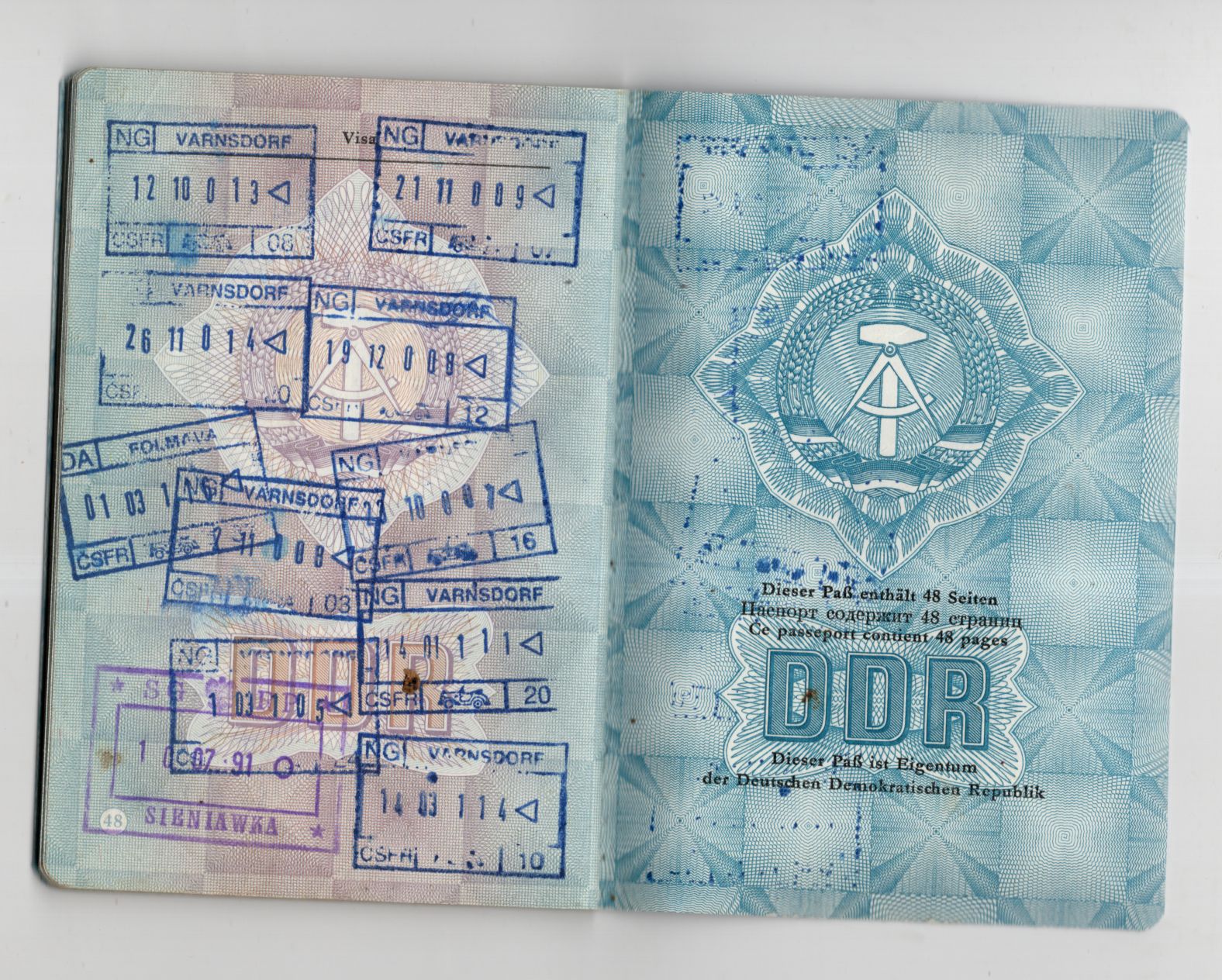 DDR Dokumente Reisepass Ausweis SED Mitgliedsbuch Urania DDR Dokumente Reisepass Ausweis SED Mitgliedsbuch Urania