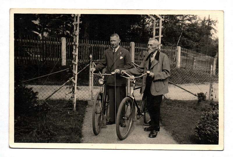 Ak Foto Herr/ Herren Männer mit Fahrrädern