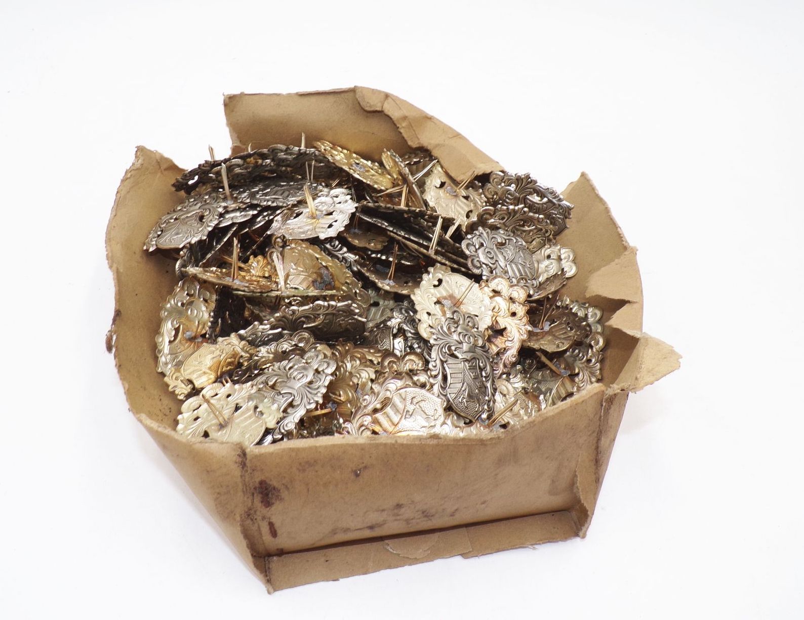 Alte Wappen Applikationen Beschläge für Leder Sattler Schuster Konvolut