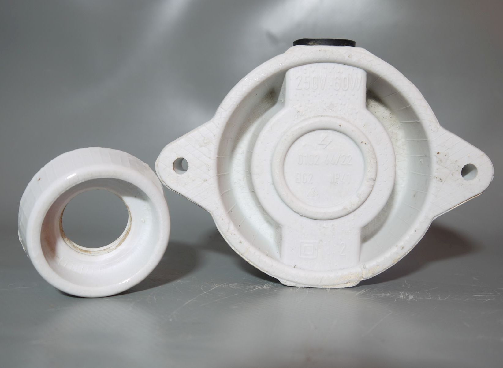 Alte Lampe Glaskugel Leuchte E27 Porzellan Fassung Kellerlampe