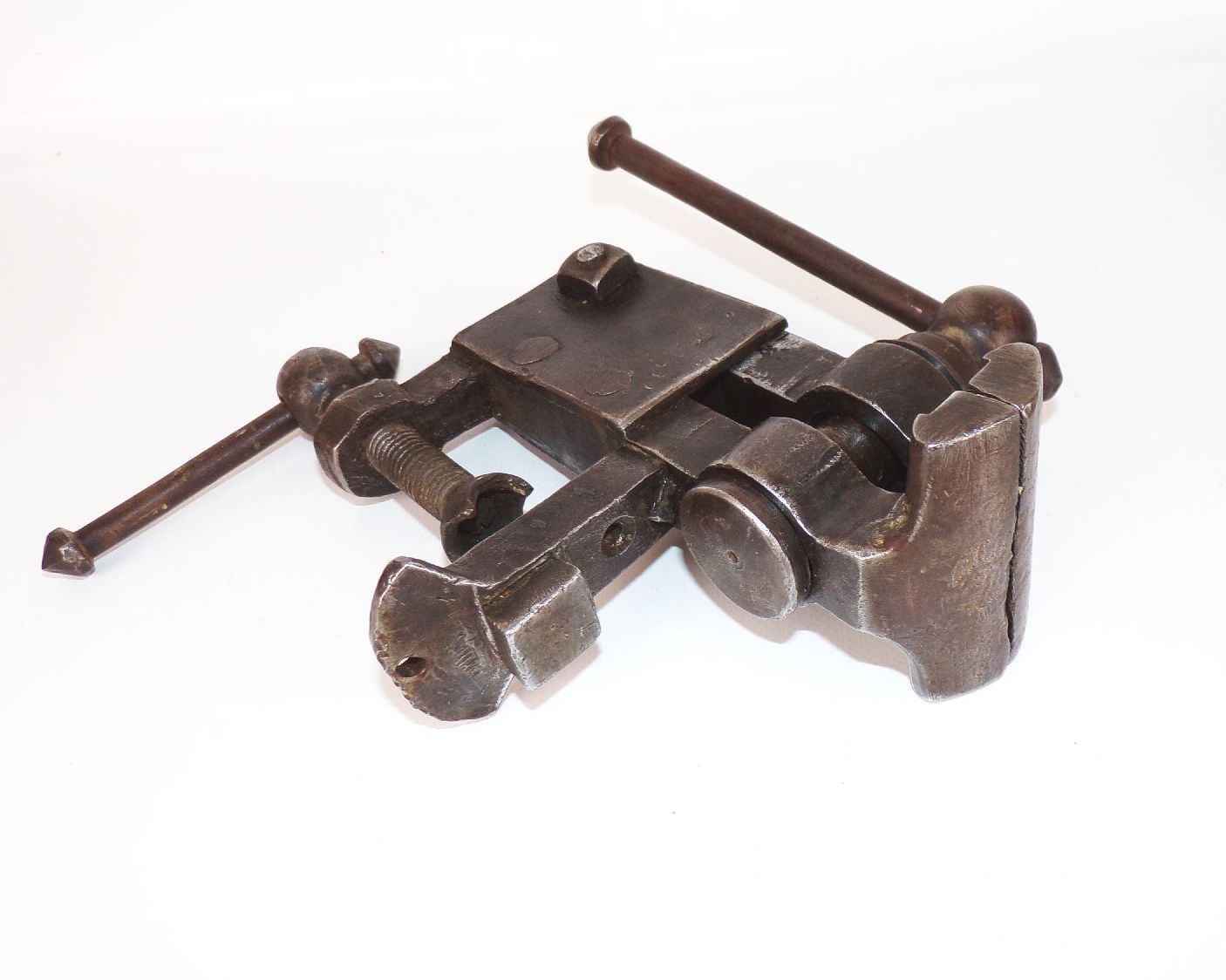 Alter Schraubstock Tischschraubstock Werkzeug 7 cm Backenmaß Amboss