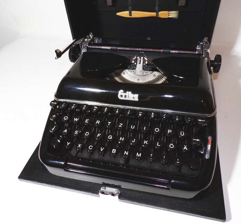Alte Erika 10 Schreibmaschine schwarz typewriter 