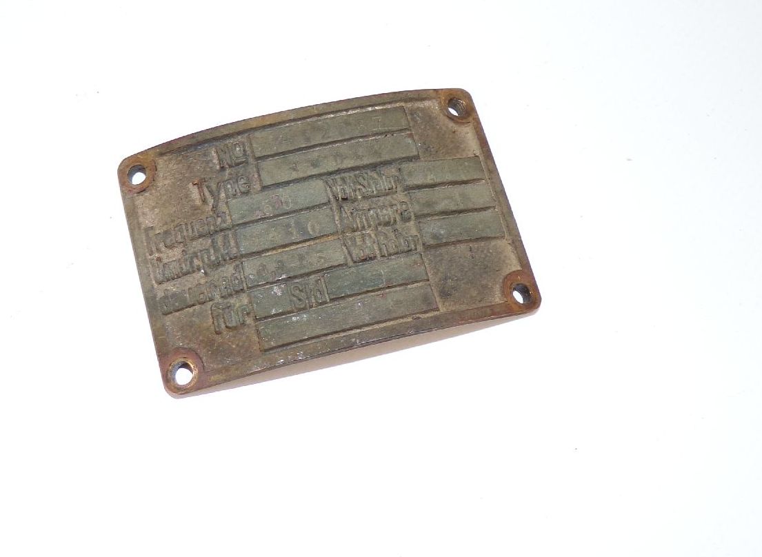 Altes Messing Typenschild Restaurierung Umdrehung Volt Ampere wohl Elektromotor