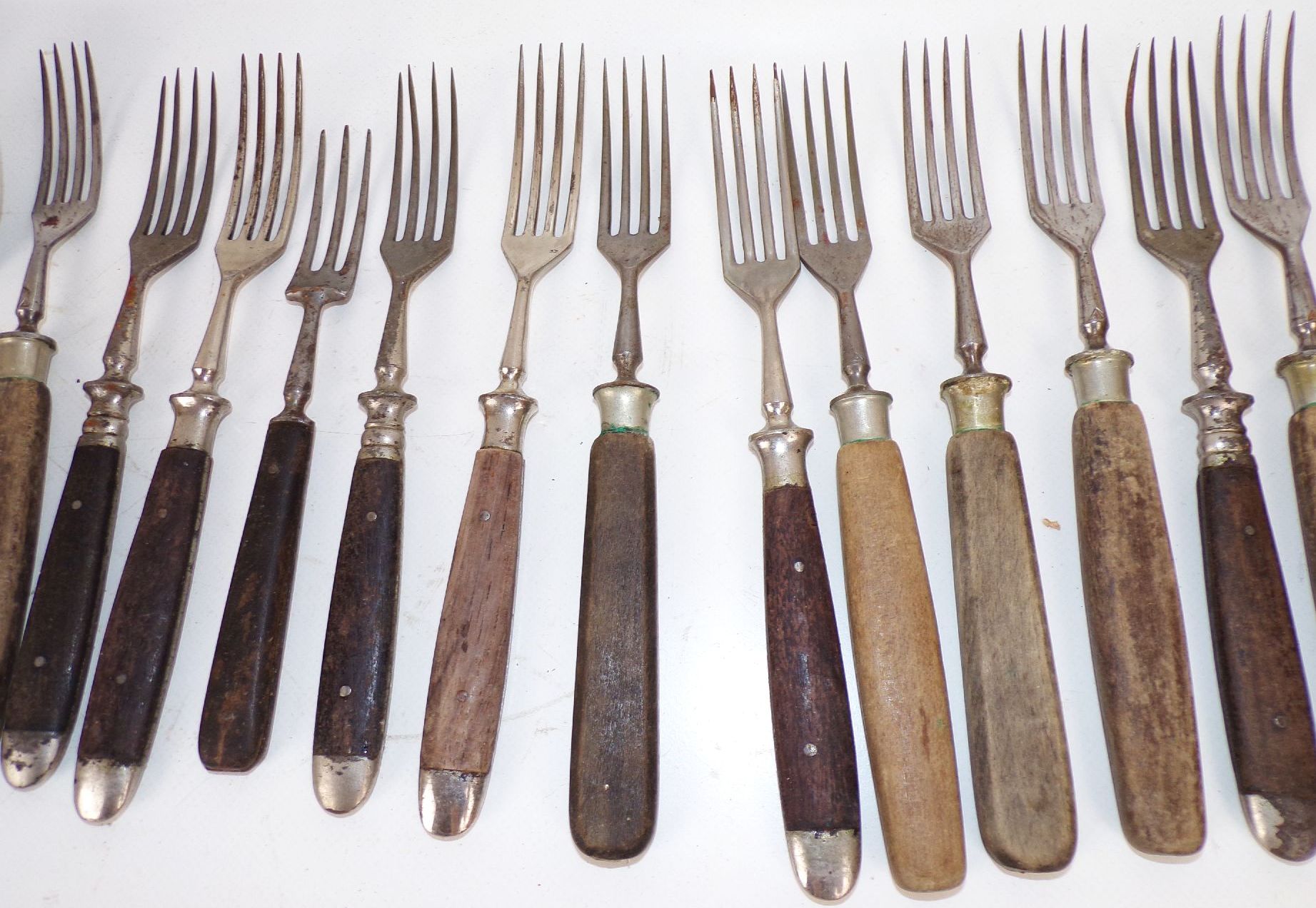 Konvolut altes Besteck Holzgriffe Gabeln Mittelalter Räuber 17 Besteckteile