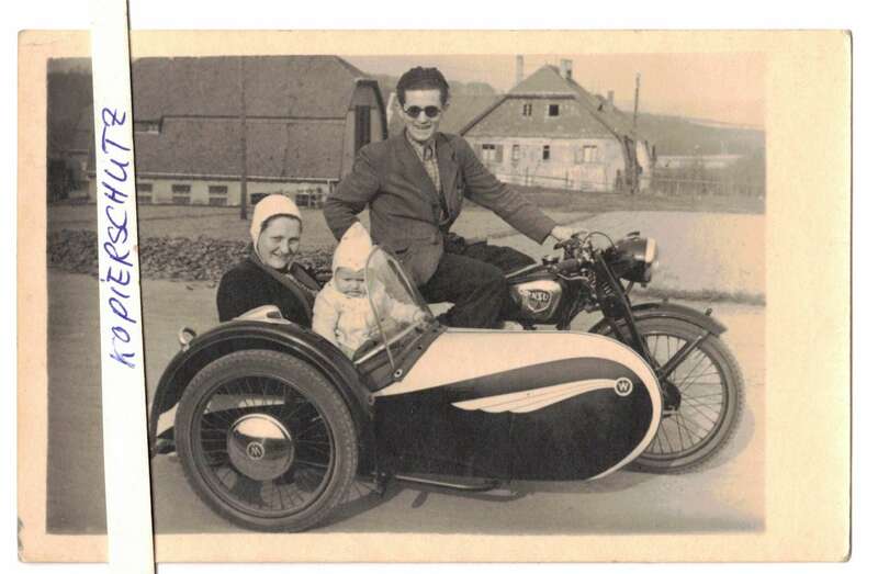 Foto Ak junge Familie mit NSU Motorrad und Beiwagen 1952 (F2646 