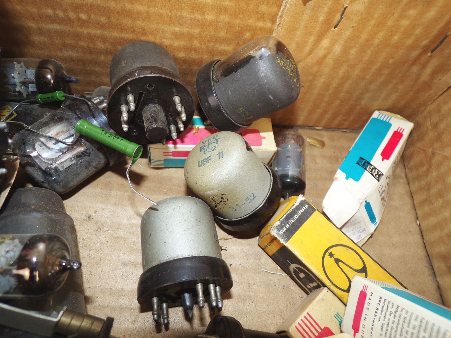 Konvolut Radioröhren Sockel Widerstände Bastlerware 