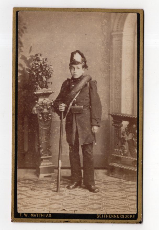CDV Foto Junge in Uniform Tschako Zündnadelgewehr 1890er Seifhennersdorf
