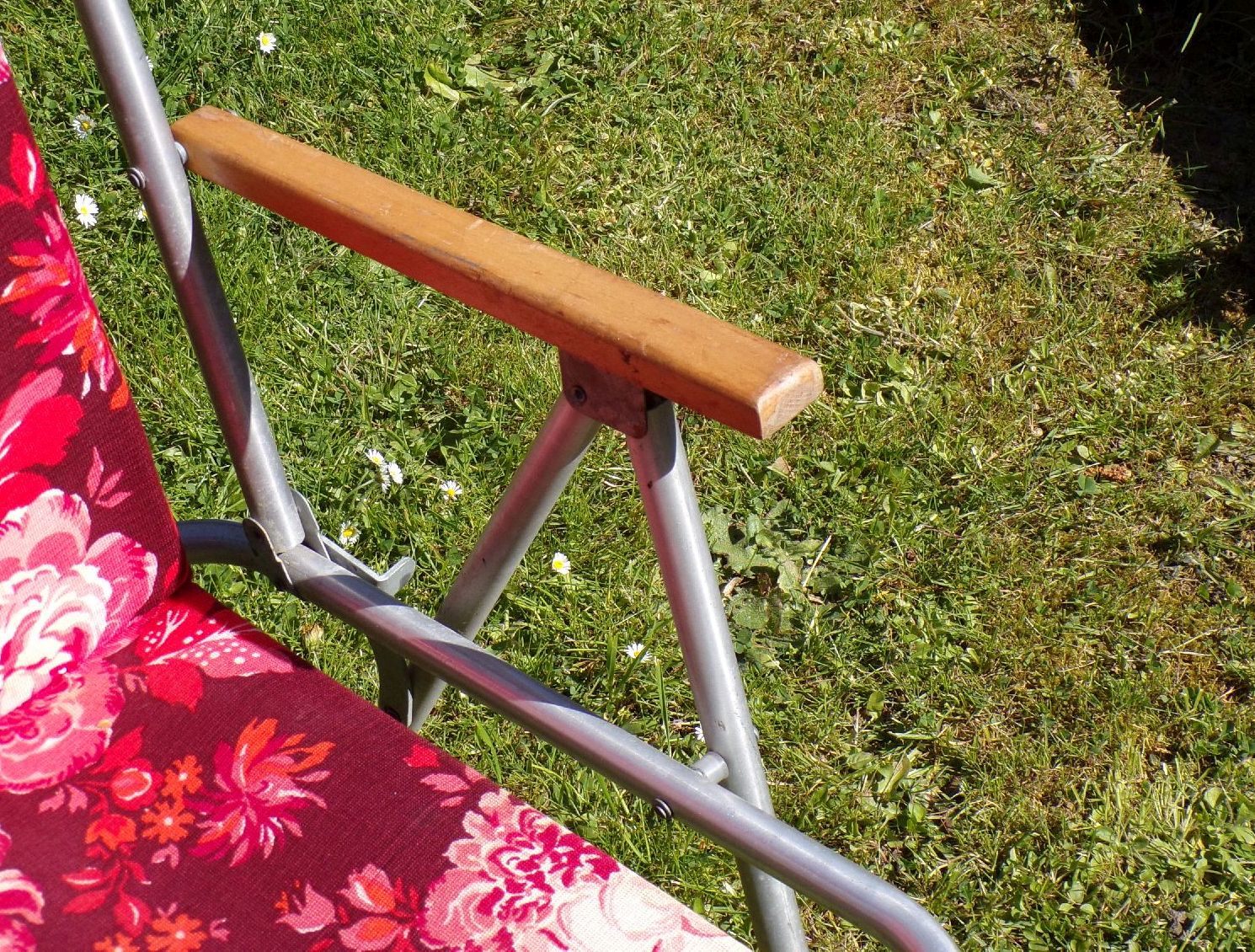 Alter DDR Klappstuhl Campingstuhl Rot Blumen Muster Polsterbezug 