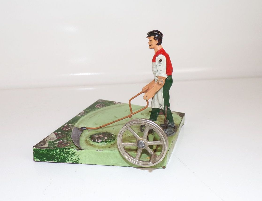 Altes Doll Antriebsmodell Rasenmäher Sense Bauer um 1900 Blechspielzeug