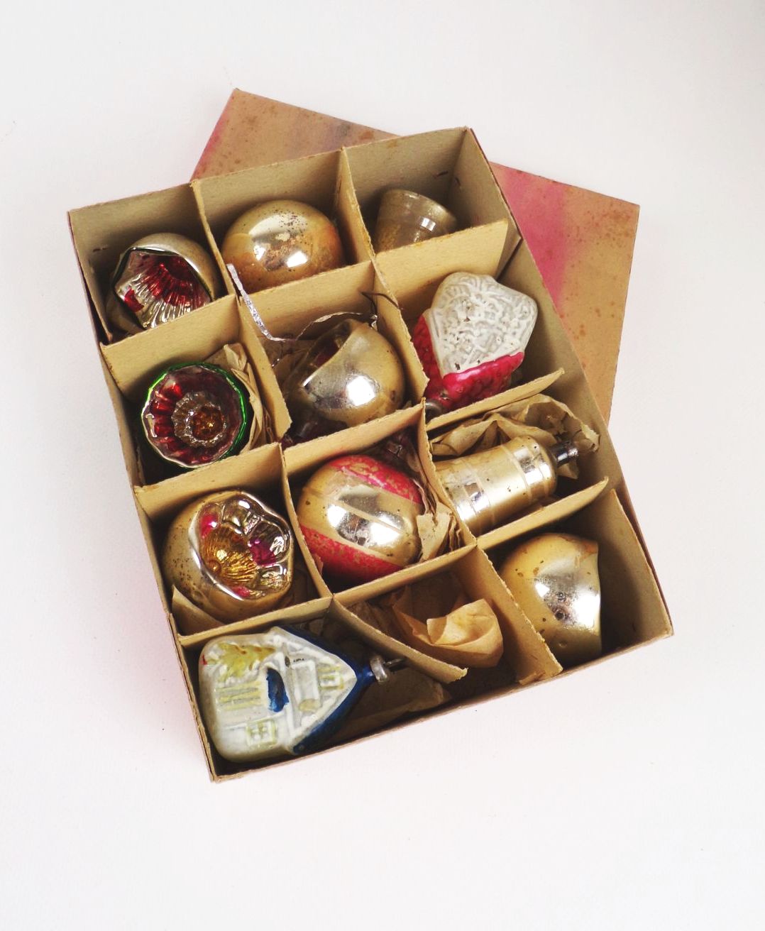 Schachtel mit alten Weihnachtsschmuck Häuser Halbkugel Glocken Schachtel mit alten Weihnachtsschmuck Häuser Halbkugel Glocken